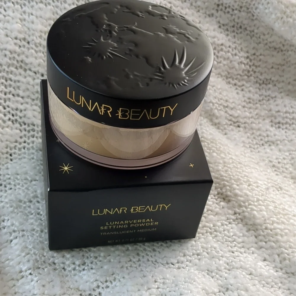 LUNAR BEAUTY LUNARVERSAL Setting Powder w/Puff in Medium, 20g/0.71oz - Picture 3 of 14